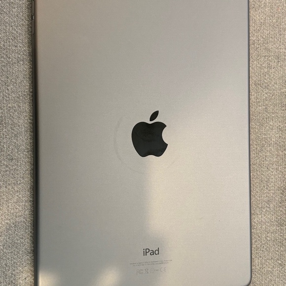 Apple iPad Air 2 16GB Silver 9.7" with Lightning Cable Model A1566 Late 2014 - Picture 6 of 13